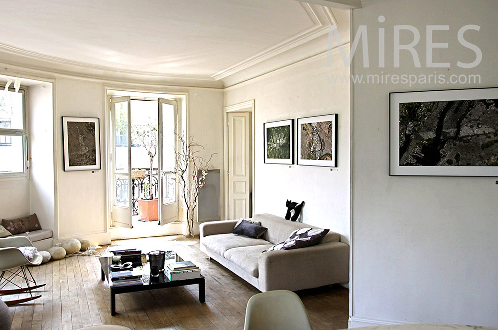 C0104 – Living room with balcony