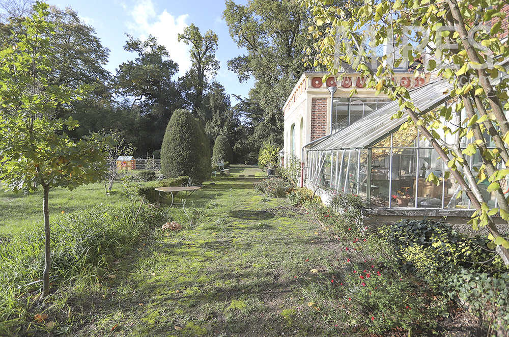 C0419 – Greenhouse and vegetable garden