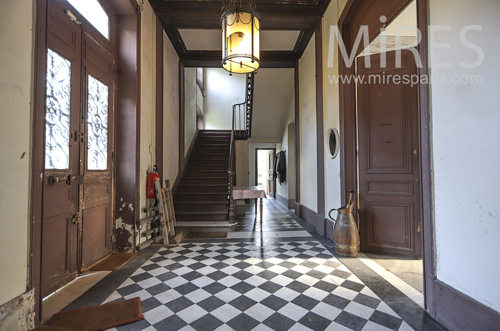 C0419 – Patinated entrance, checkered floor