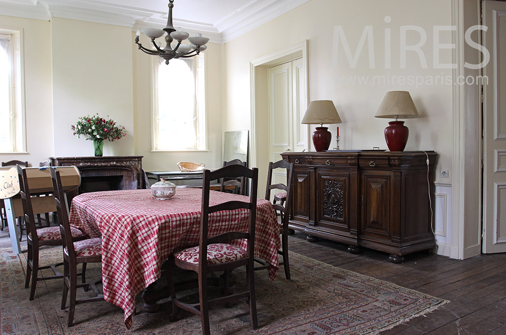 C0712 – Traditional dining room