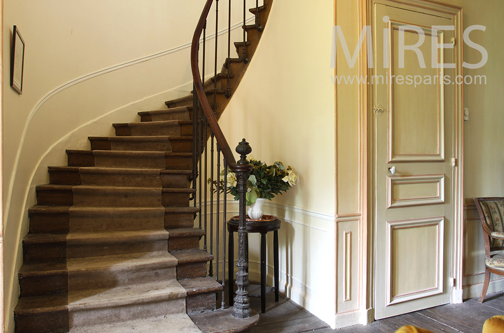 C0712 – Vieil escalier tournant en bois