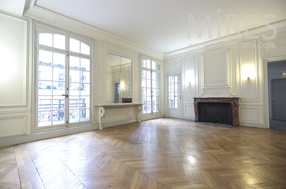 Beau salon blanc parisien. C1769