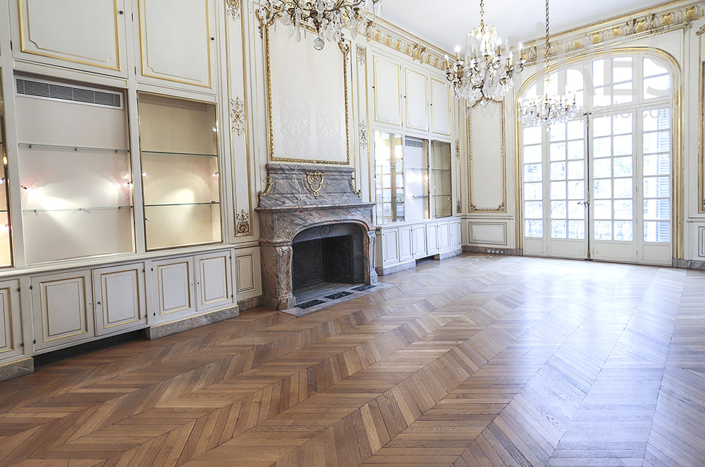 Boiseries blanches et lustres. C1769