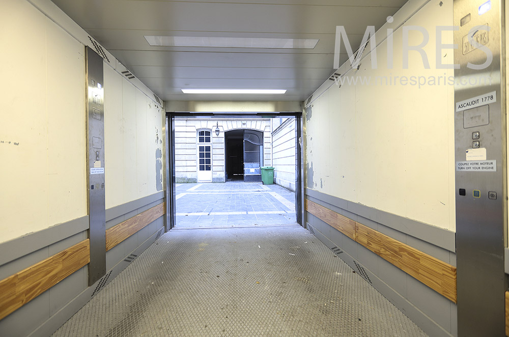 Entrée de garage. C1769