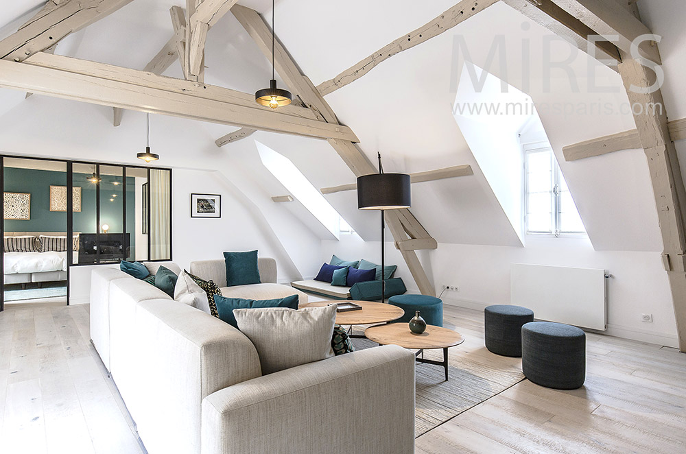 C1772 – Beautiful living room, old beams
