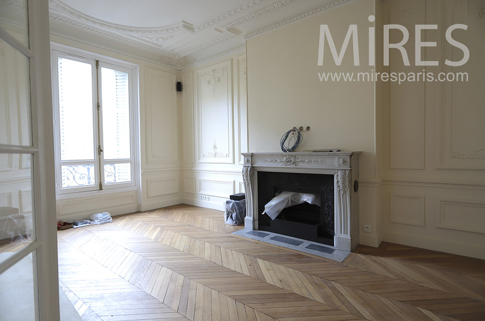 C1777 – Fireplace, molding and parquet