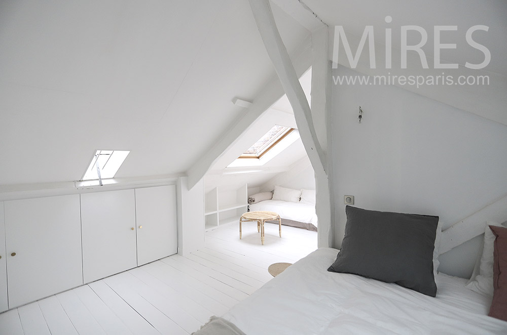 Chambre blanche sous les toits. C1778