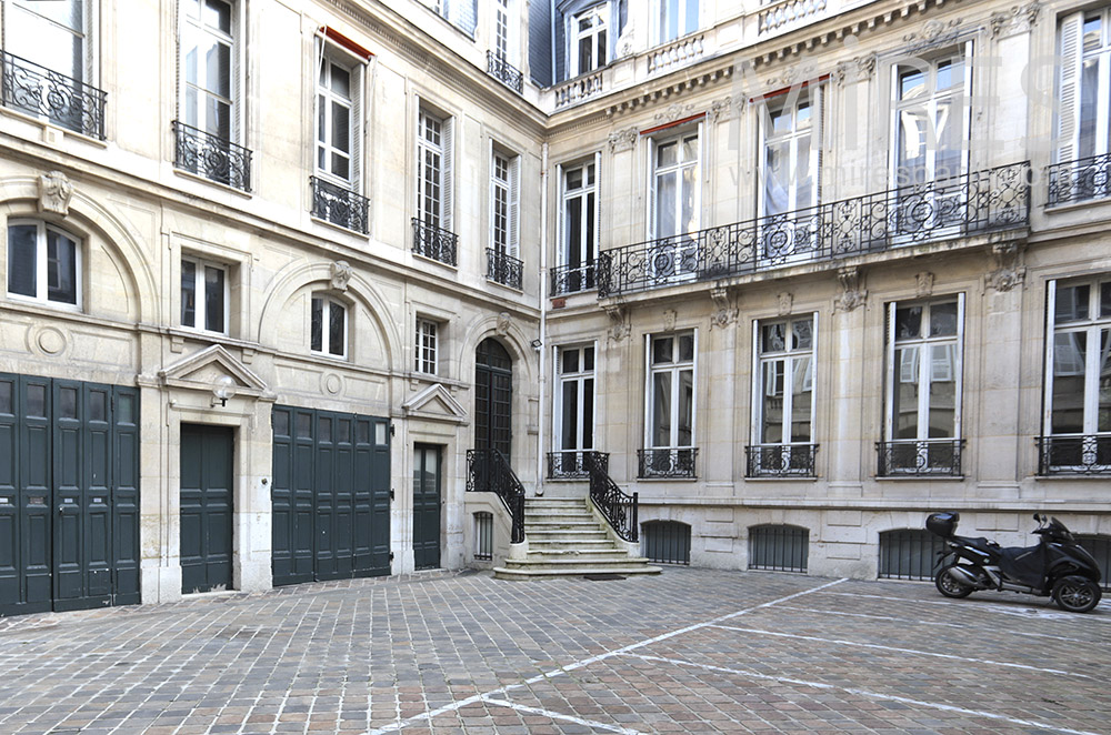 C1783 – Entrance on paved courtyard