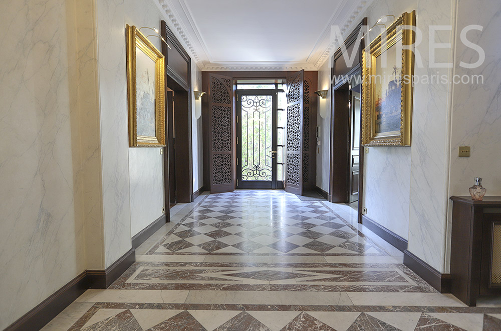 C0472 – Entrance, marble and gilding