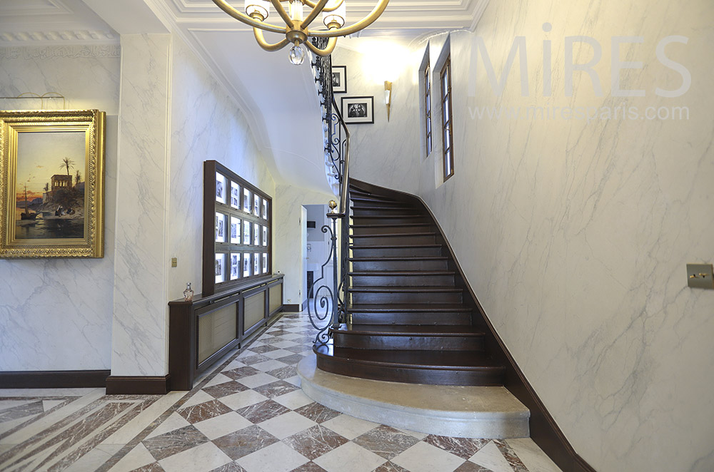 C0472 – Staircase turning, fake marble wall