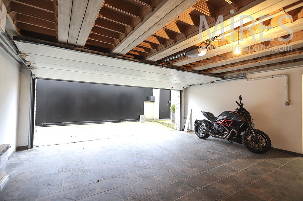 C1784 – Large garage