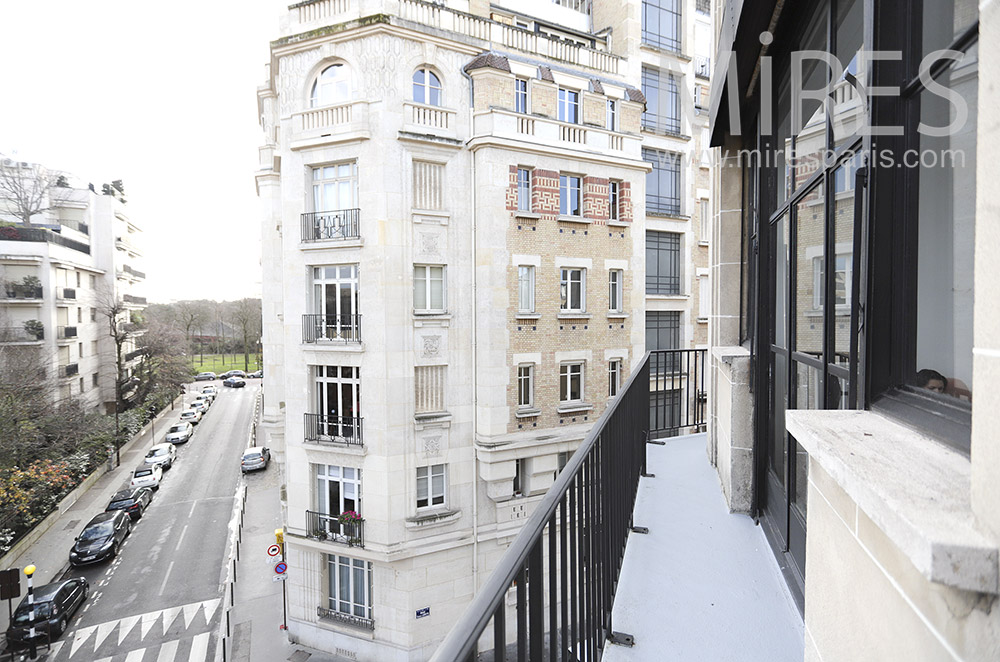 Narrow balcony. C1795