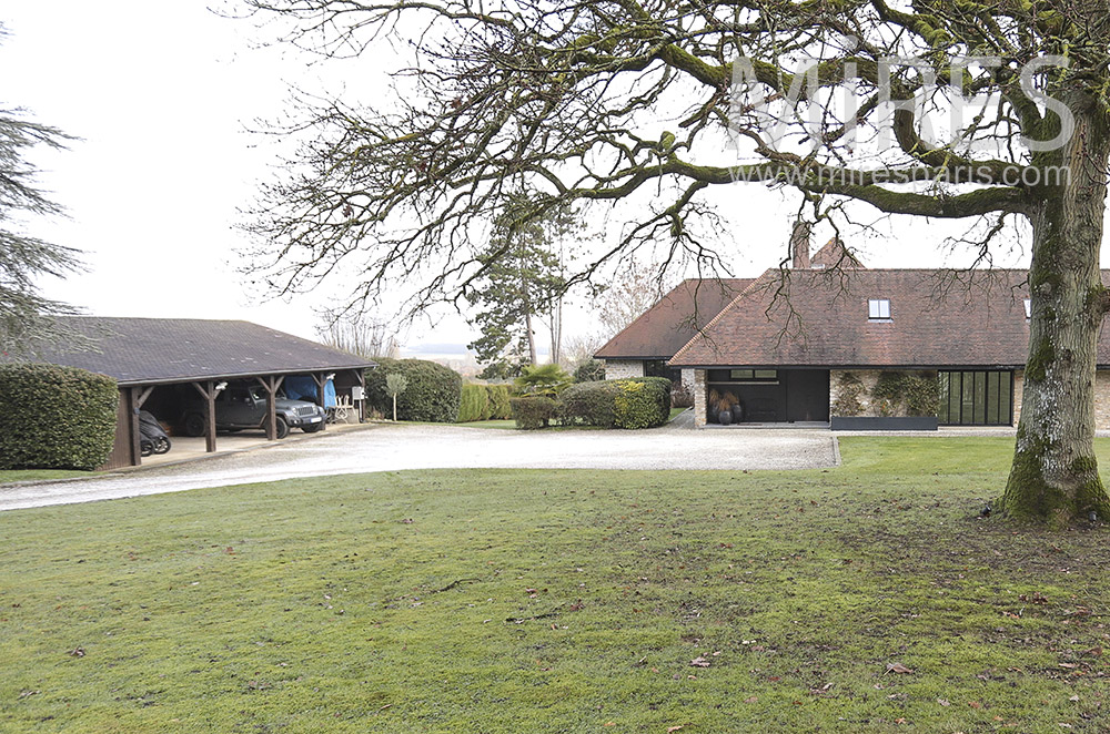 C1797 – Large garage