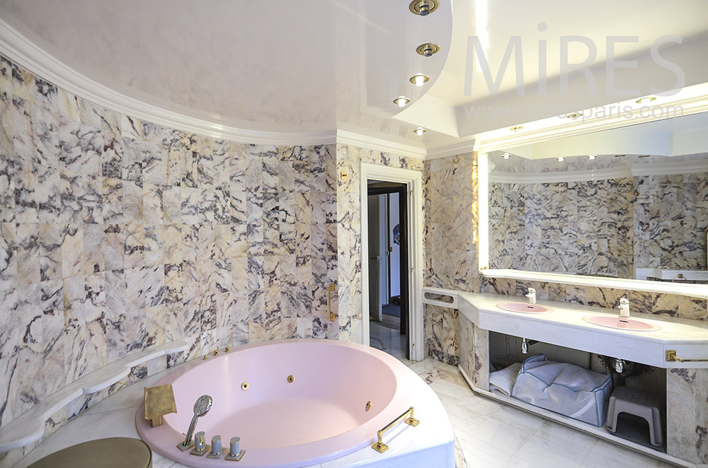 C1798 – Marble and pink jacuzzi