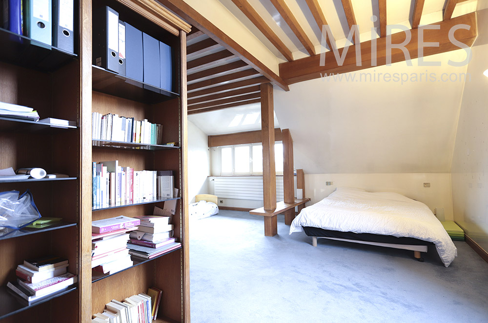 C1798 – Bedroom with beams