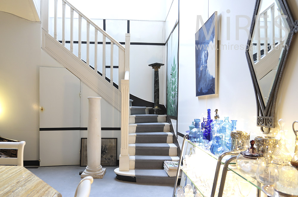 Escalier blanc avec tapis. C1799
