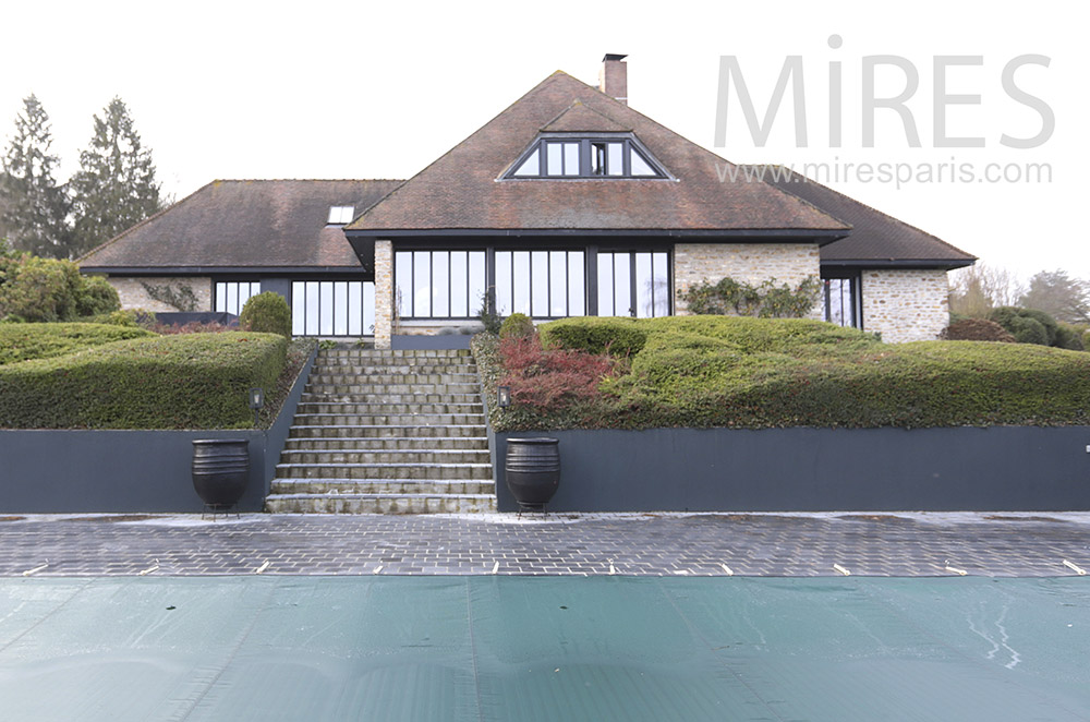 Maison moderne avec piscine. C1797
