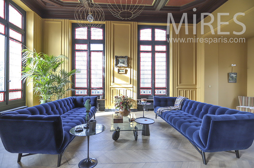 Large colorful living room. C1805