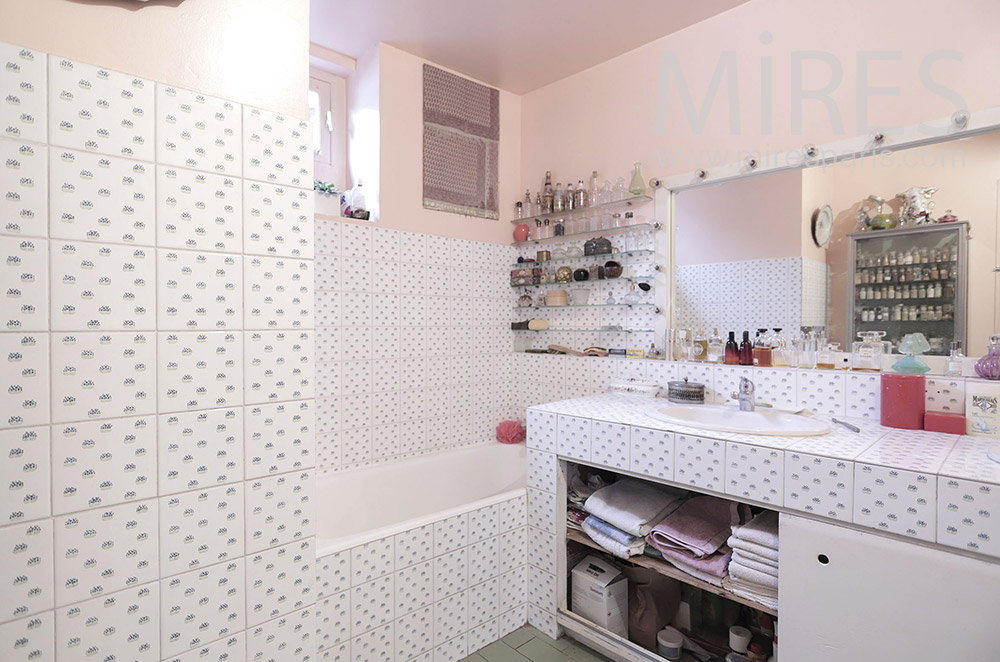 Pink bathroom. C1809