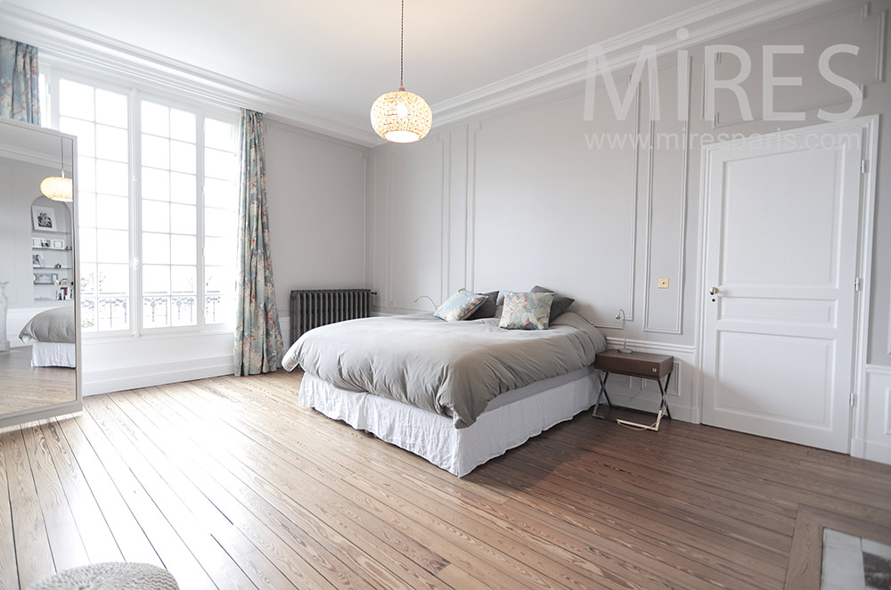 C1810 – Large bedroom and beautiful parquet floors