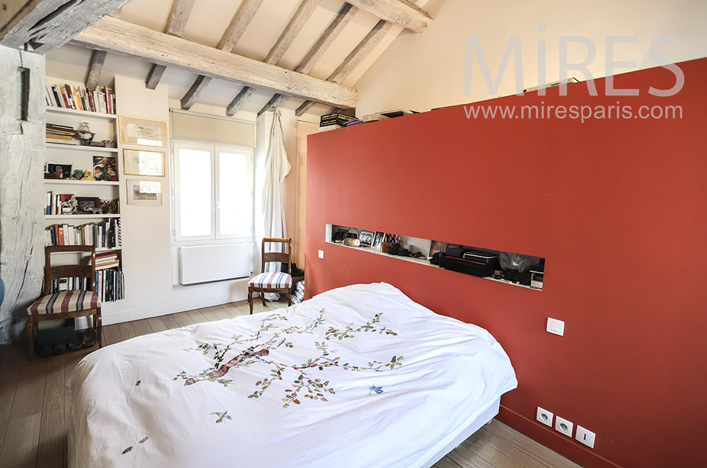 C1814 – Bedroom with beams