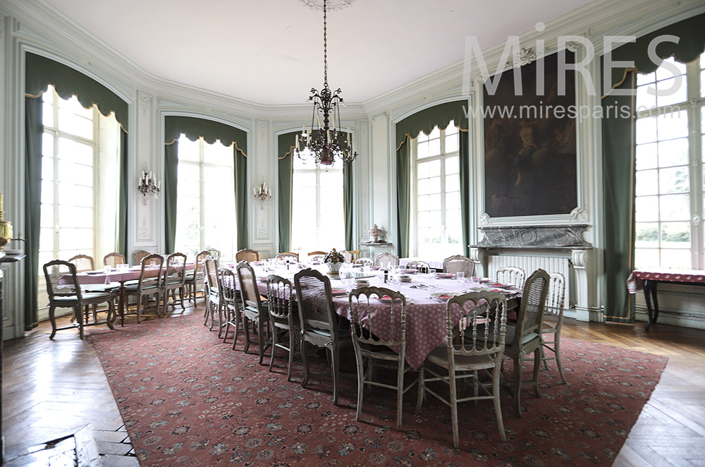 C1658 – Large dining room