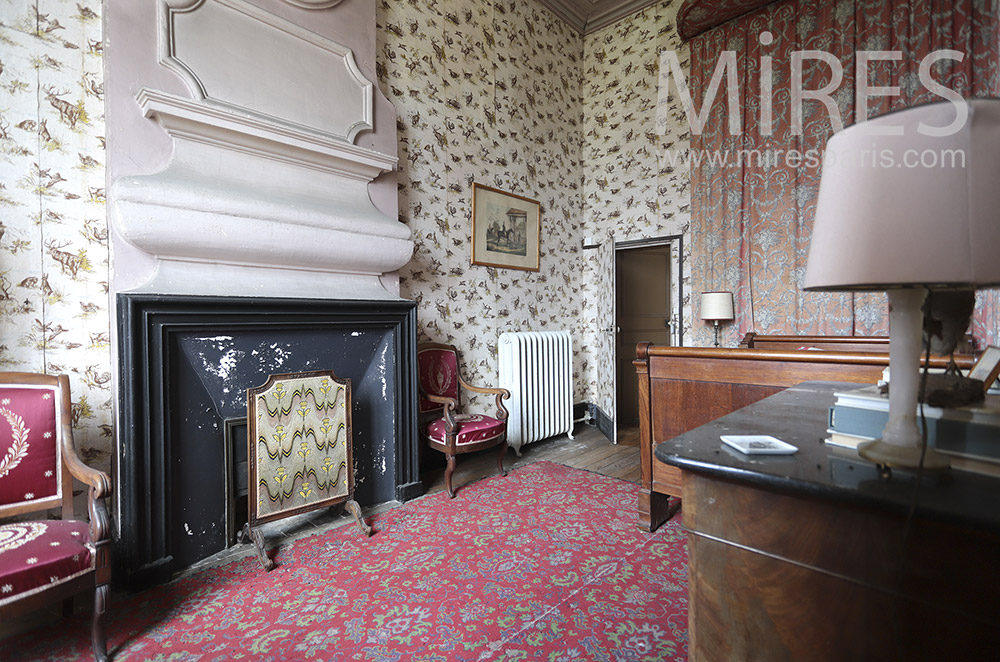 C1819 – Bedroom with old fireplace