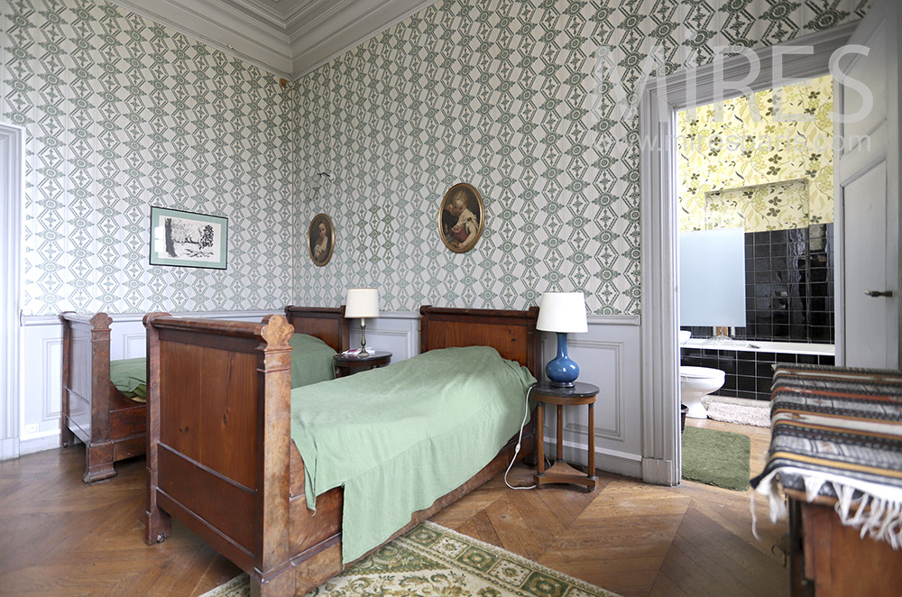 C1819 – Twin beds and bathroom