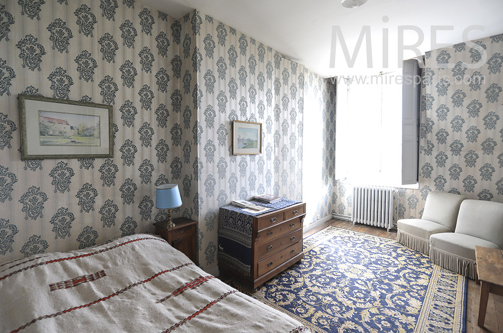 C1819 – Bedroom, patterned wallpaper