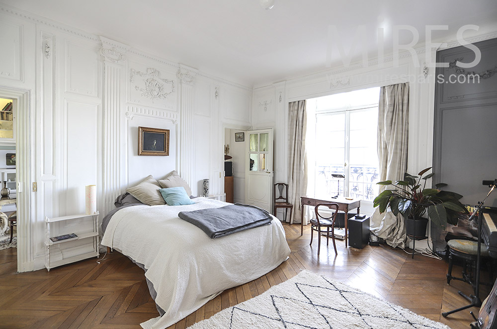 C1821 – Large bedroom, wood paneling