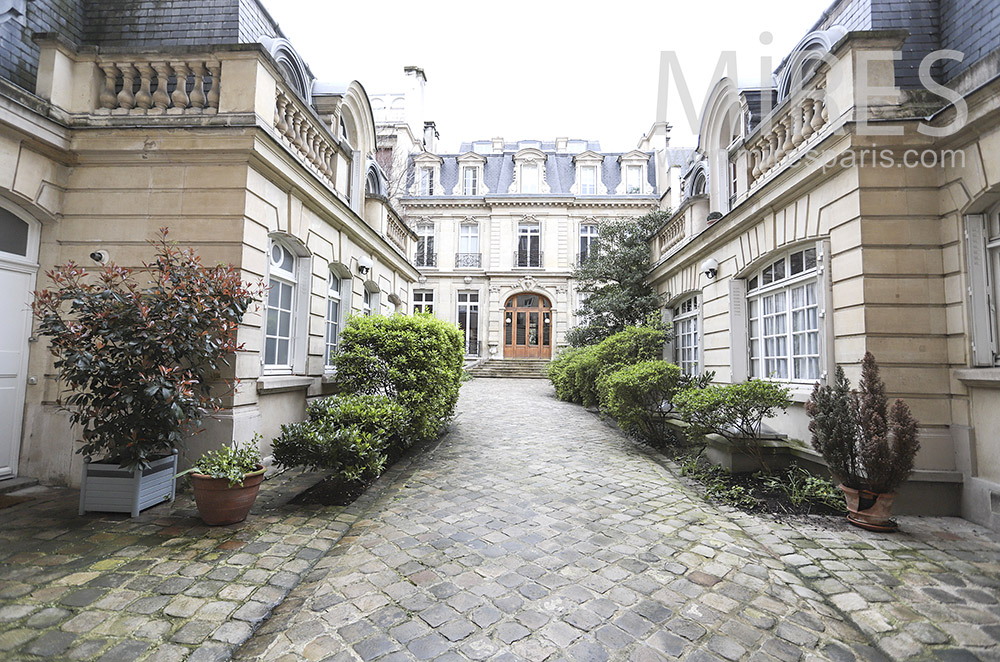 C1825 – Entrance courtyard