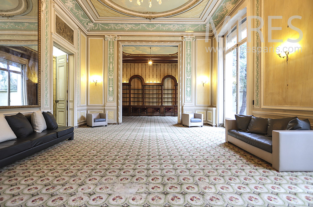 Grand salon donnant sur jardin. C1825