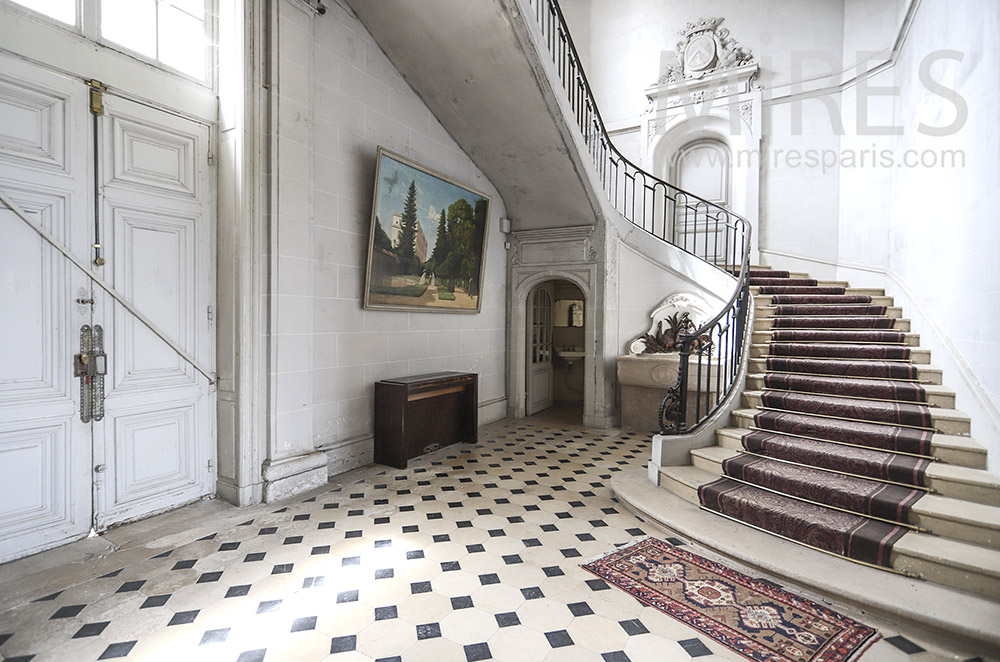 C0053 – Entrance and large staircase