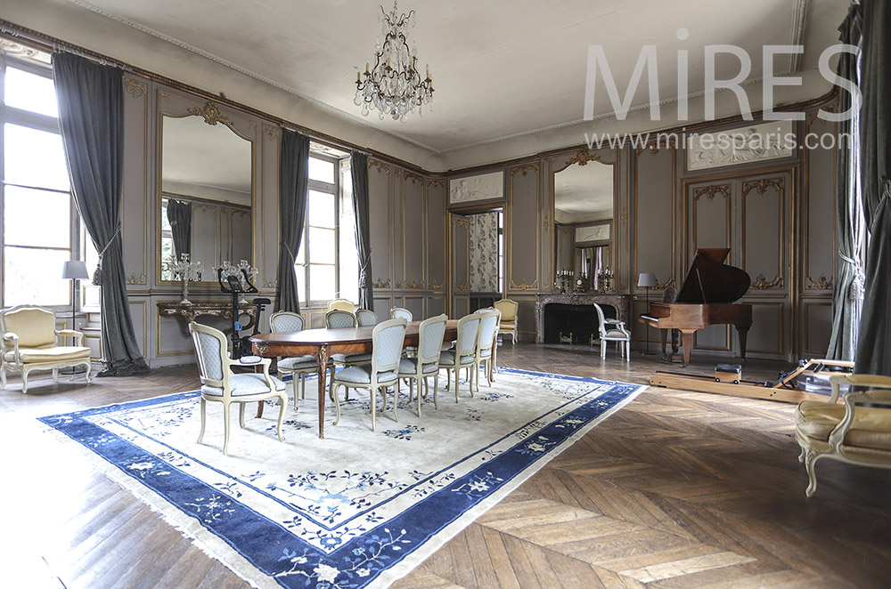 C0053 – Dining room with piano