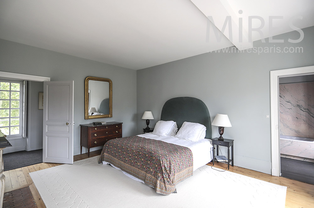 C0053 – Gray bedroom with pink marble baths