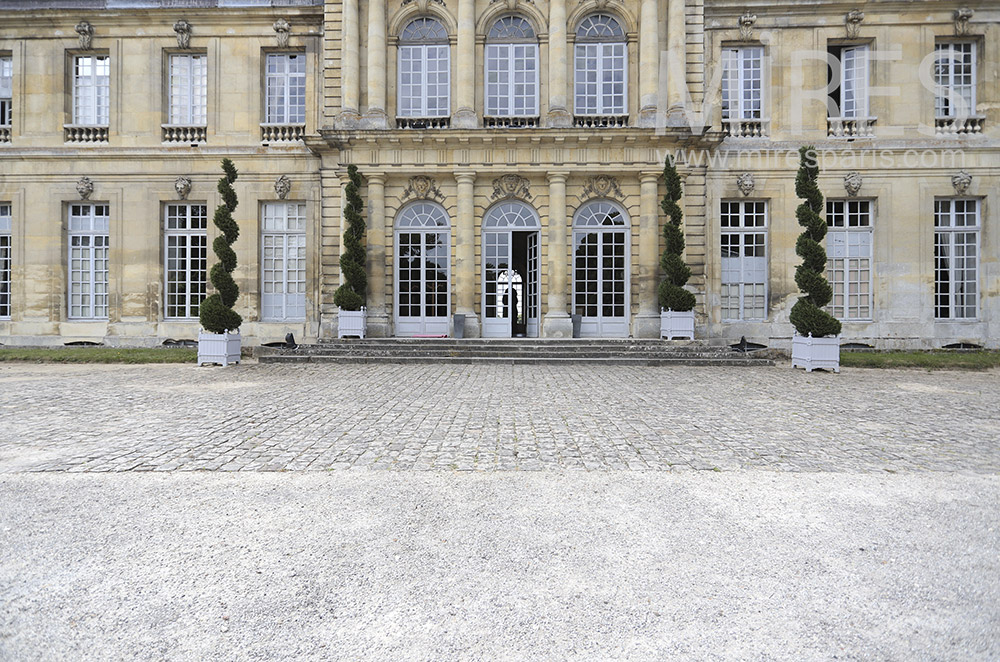 C1467 – Entrance courtyard of the castle