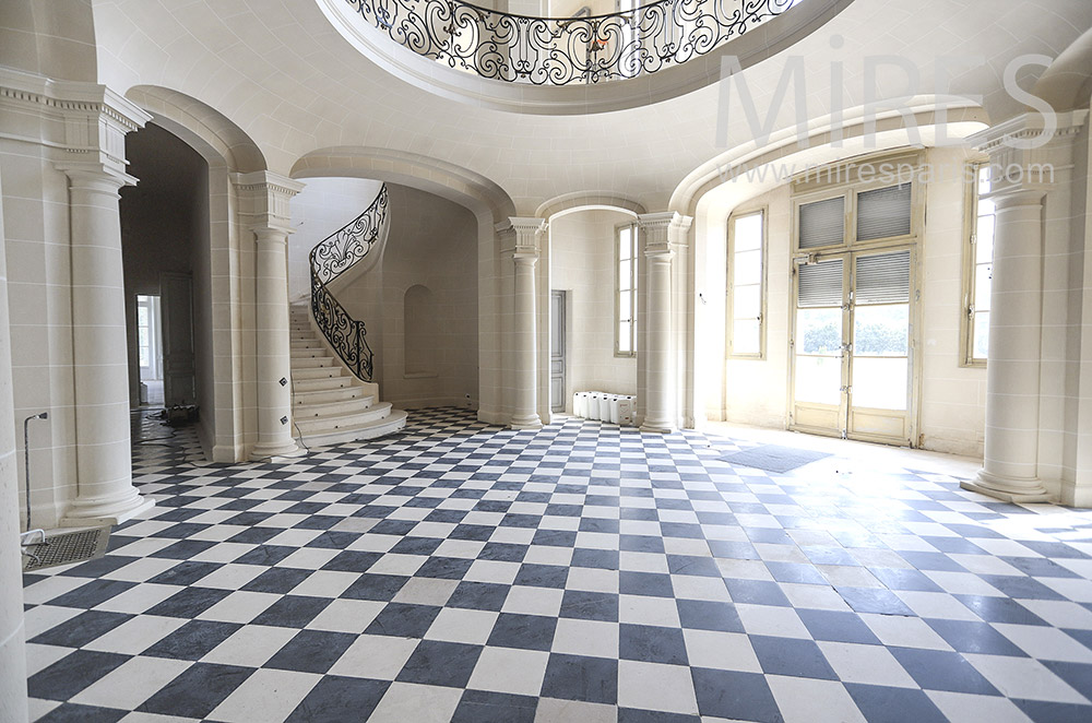 Entrée de chateau, sol à damier. C1830