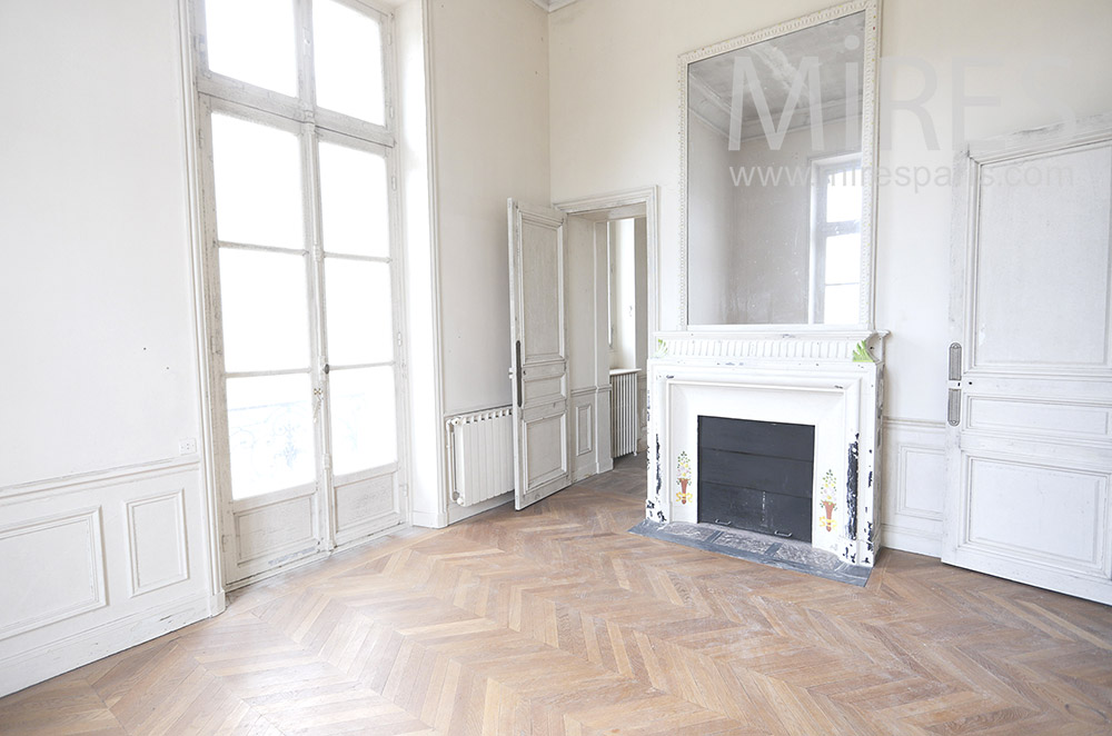 Cheminée blanche et parquet. C1830