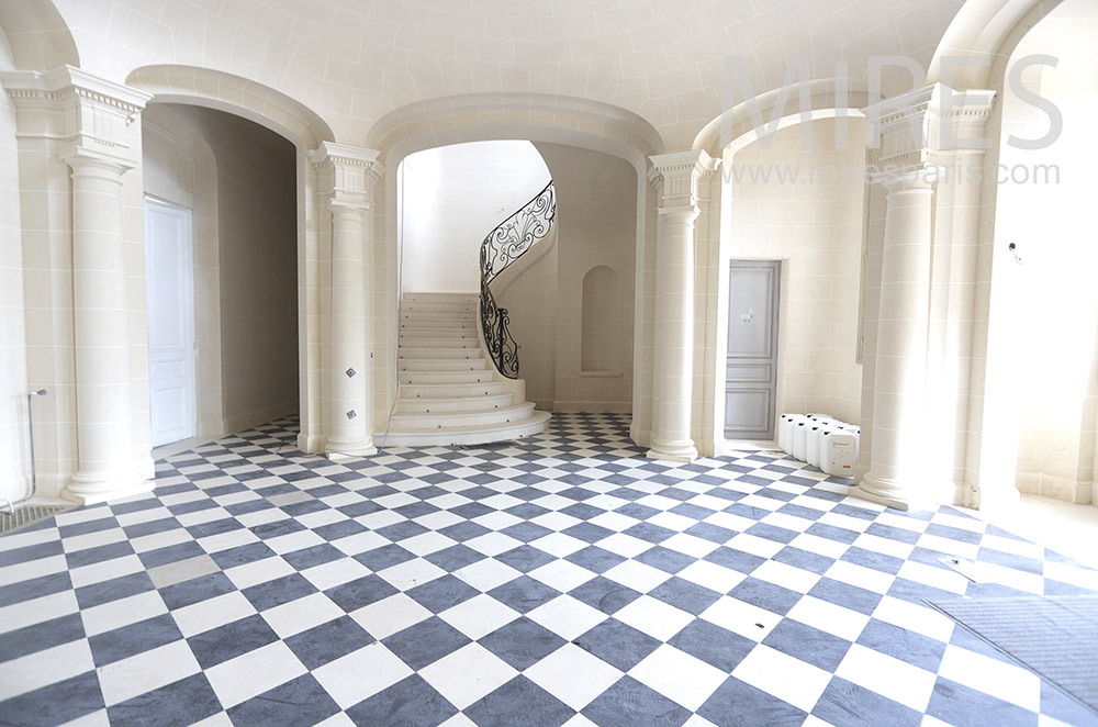 Bel escalier blanc. C1830