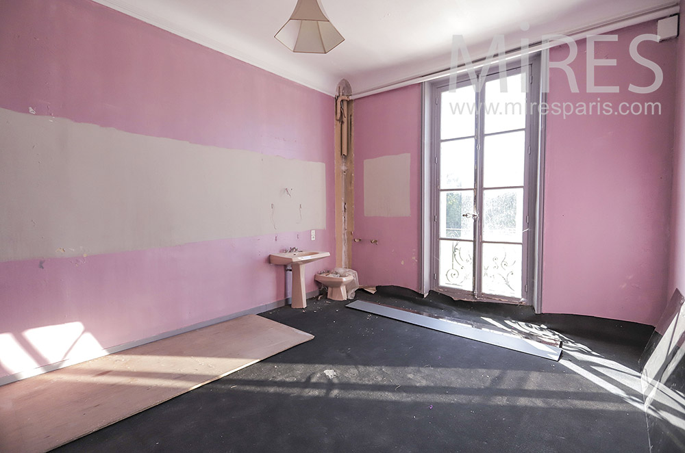 C1830 – Chambre rose patinée
