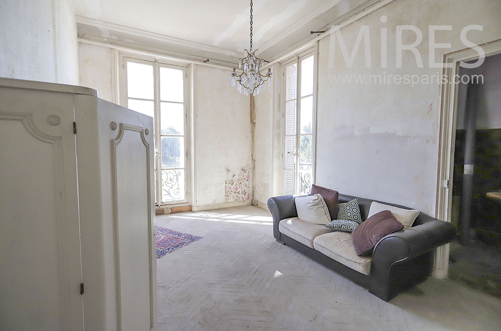 C1830 – Chambre vide avec lustre