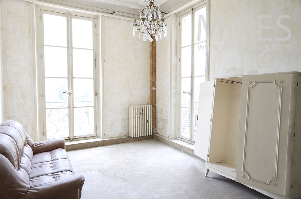 Chambre vide avec lustre. C1830