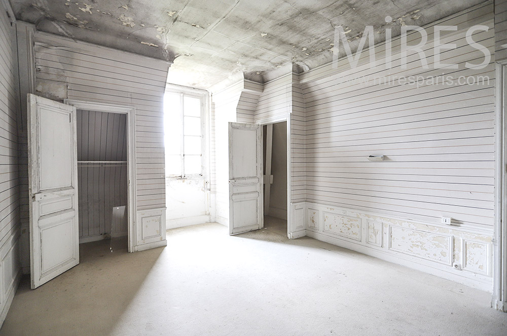 C1830 – Chambre vide patinée