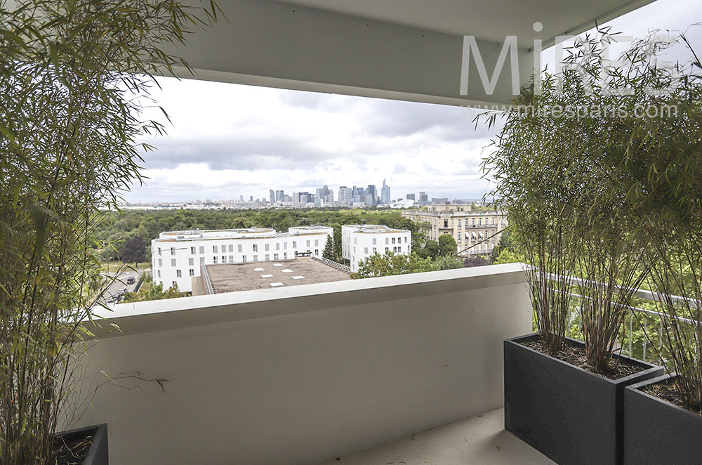 C1834 – Balcon avec vue sur la Défense