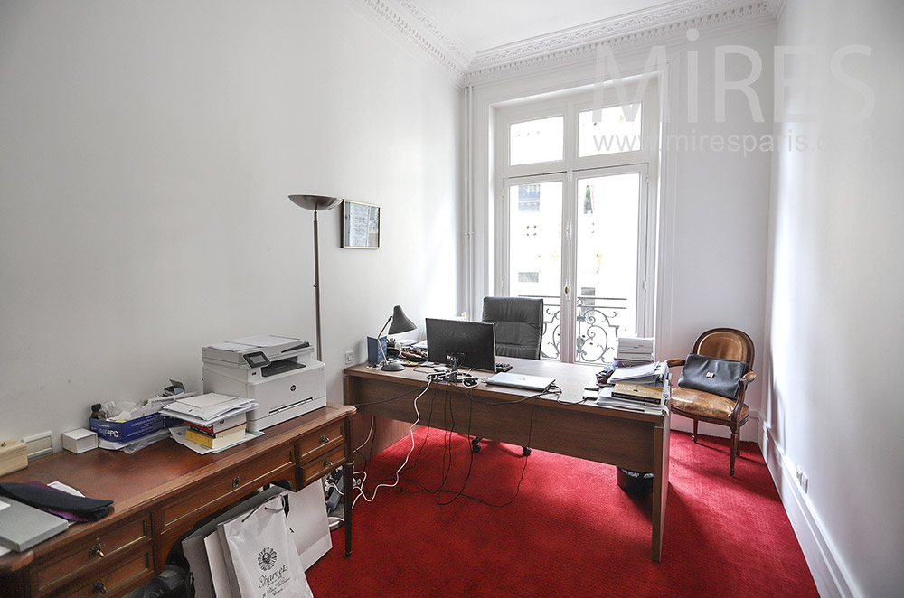 C1835 – Desk with red carpet