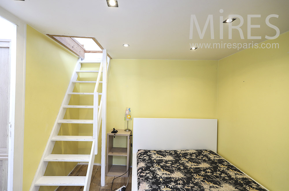 C1838 – Yellow bedroom, white staircase