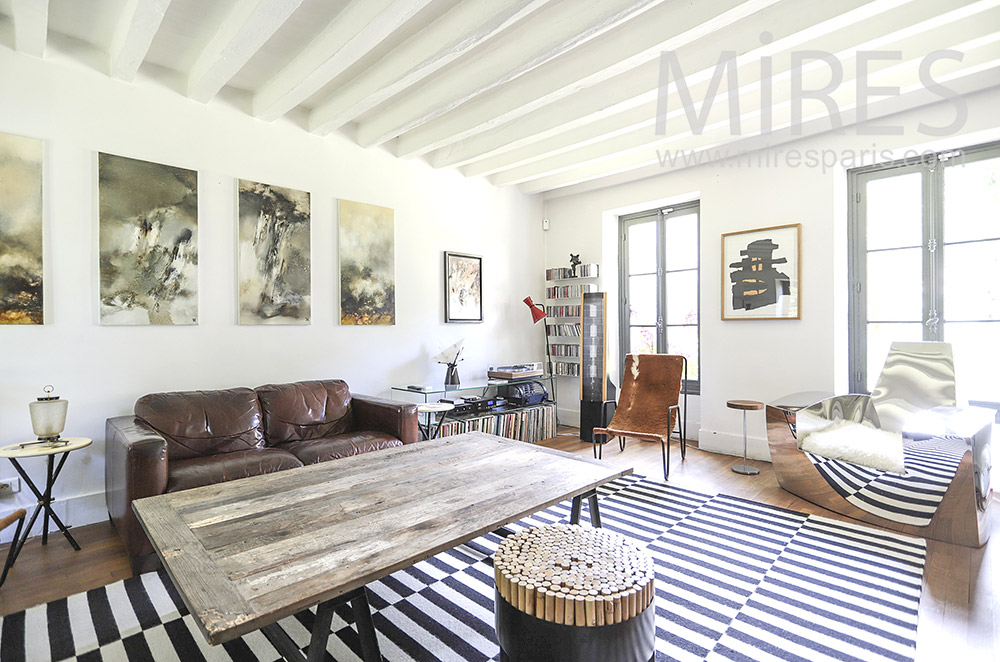 C1844 – Beautiful white living room