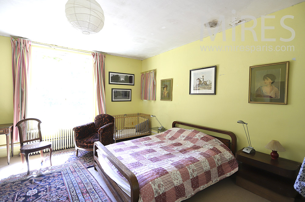 C0151 – Old fashioned yellow bedroom