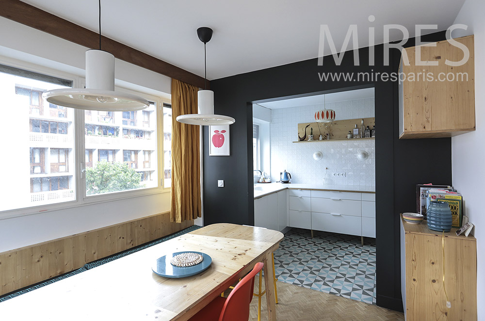 C1000 – White kitchen and wood dining room