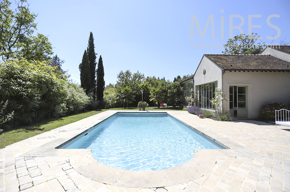 C1839 – Swimming pool bordered by stones